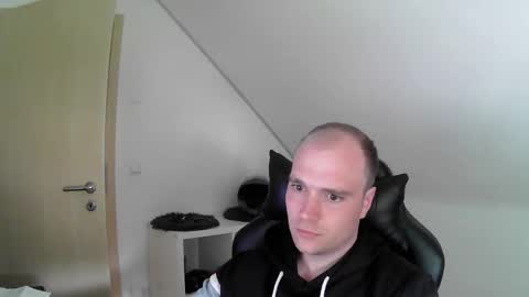 here4y online show from April 12, 3:28 pm