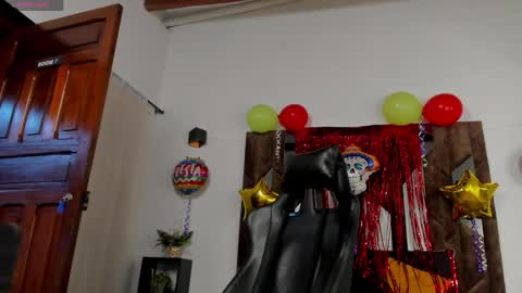 Snapshot of j_king__ chatting on May 2, 12:43 pm J King online show from May 2, 12:43 pm