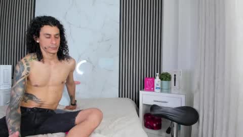 Snapshot of jackandrosse_ chatting on April 18, 7:58 pm Jack Rosse online show from April 18, 7:58 pm