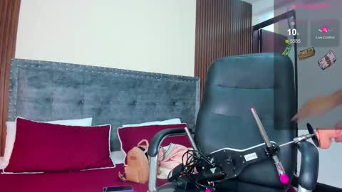 karlla scarlet online show from February 12, 8:15 pm