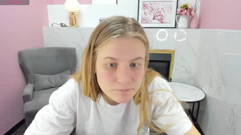 Snapshot of jade_soft chatting on December 22, 12:28 am Jade online show from December 22, 12:28 am