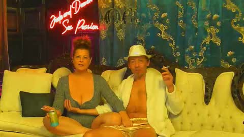 Snapshot of jadeanddamon chatting on December 1, 5:29 pm JadeandDamon online show from December 1, 5:29 pm