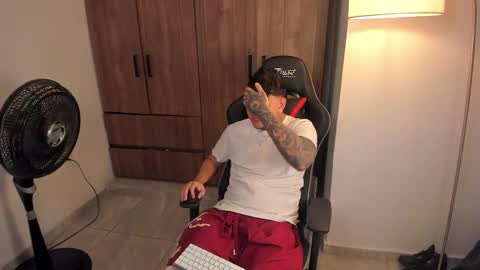 Snapshot of jake_pons chatting on June 2, 10:34 pm Jake Pons online show from June 2, 10:34 pm