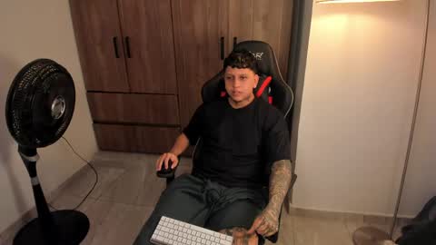 Snapshot of jake_pons chatting on June 9, 9:32 am Jake Pons online show from June 9, 9:32 am