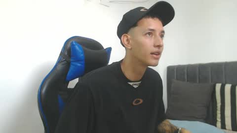 Snapshot of jake_shadow14 chatting on June 4, 6:58 pm Hi guys im new 3 online show from June 4, 6:58 pm