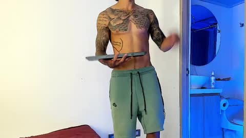 Snapshot of jakee_brown chatting on February 14, 4:04 am Santiago online show from February 14, 4:04 am