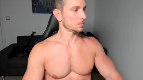 Snapshot of jakubstefano chatting on December 15, 7:57 am Muscle beast P online show from December 15, 7:57 am