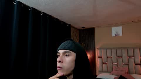 james_adamss_ online show from February 18, 11:50 am