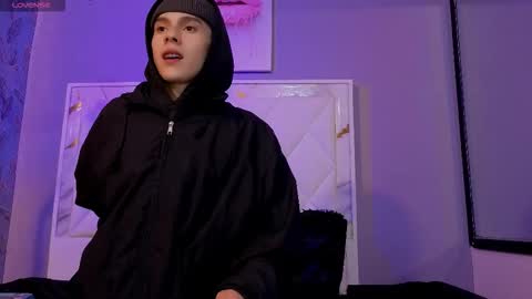 james_adamss_ online show from March 3, 3:34 am