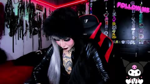 Snapshot of janna_ink chatting on October 3, 10:40 pm      online show from October 3, 10:40 pm