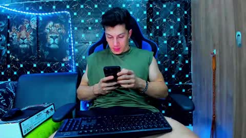 Snapshot of javiersexymann chatting on September 12, 11:37 pm Javier online show from September 12, 11:37 pm