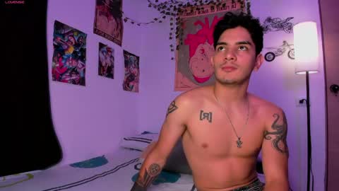 Snapshot of jaxjinx_ chatting on May 14, 1:45 am Jax and Jinx online show from May 14, 1:45 am