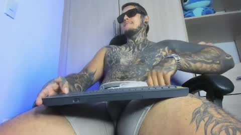 Snapshot of jaxxon22cm chatting on April 27, 8:40 pm Michael independient model online show from April 27, 8:40 pm