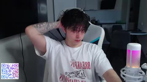 Snapshot of jayce_icestone chatting on June 1, 1:24 pm Jayce online show from June 1, 1:24 pm