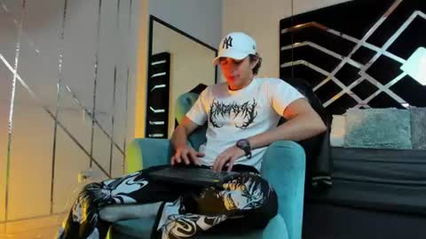 Snapshot of jaytaylorr chatting on June 15, 11:34 am Jay Taylor online show from June 15, 11:34 am