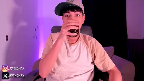 Snapshot of jaythomax chatting on October 2, 12:06 am jaythomax online show from October 2, 12:06 am