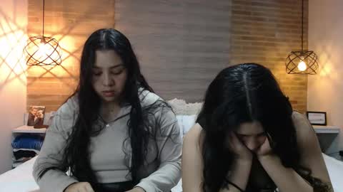 Jazmin and Scarlett online show from December 4, 7:50 am