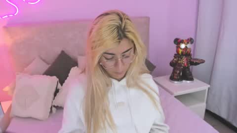 Snapshot of jean_monroe chatting on September 10, 10:54 pm Jean online show from September 10, 10:54 pm