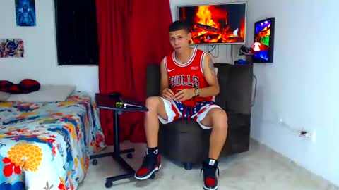 Snapshot of jeffer21_hot chatting on June 22, 12:13 am jeffer21_hot online show from June 22, 12:13 am