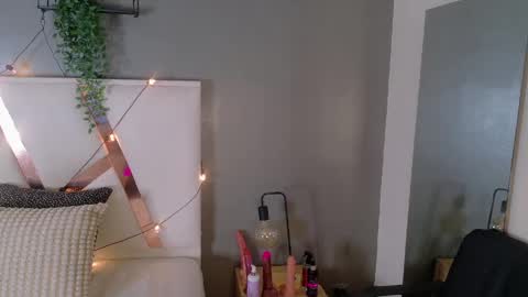 Snapshot of jenacooper__ chatting on April 20, 1:30 am Jena online show from April 20, 1:30 am