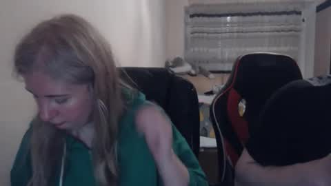 Snapshot of jenisandpeter chatting on April 18, 7:07 pm JenisAndPeter online show from April 18, 7:07 pm