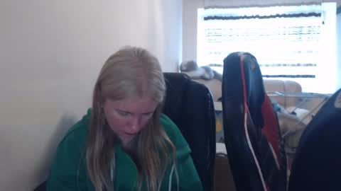 Snapshot of jenisandpeter chatting on April 20, 6:27 am JenisAndPeter online show from April 20, 6:27 am