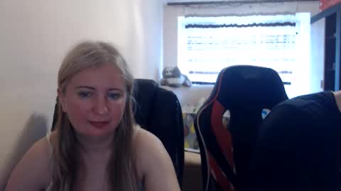 Snapshot of jenisandpeter chatting on May 24, 6:18 am JenisAndPeter online show from May 24, 6:18 am