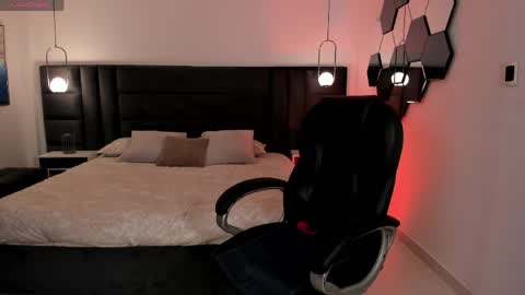 Jenna Olson  online show from April 11, 10:30 am