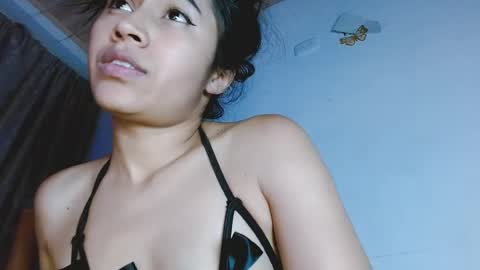Snapshot of jenner_lena chatting on June 12, 6:45 am jenner_lena online show from June 12, 6:45 am