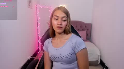 Snapshot of jenner_tay chatting on July 10, 1:43 am jenner online show from July 10, 1:43 am
