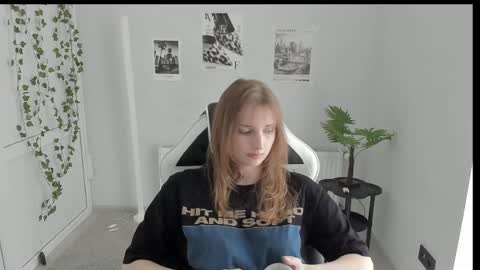Snapshot of jenniestar chatting on May 27, 12:24 pm Karla online show from May 27, 12:24 pm