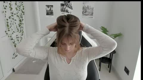 Snapshot of jenniestar chatting on May 29, 12:47 pm Karla online show from May 29, 12:47 pm