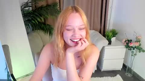 Snapshot of jennifer_shy_ chatting on July 26, 11:50 am Jennifer online show from July 26, 11:50 am
