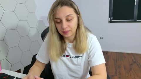 Snapshot of jenniferleee chatting on February 3, 9:42 pm Jenny online show from February 3, 9:42 pm