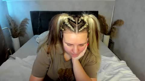 Snapshot of jenny_jimmy chatting on February 20, 6:19 am Jenny online show from February 20, 6:19 am