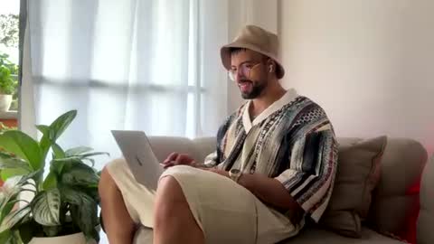 Snapshot of jeremy_harden chatting on July 8, 12:31 pm Jeremy online show from July 8, 12:31 pm
