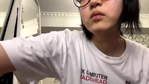 Emi online show from April 29, 7:53 pm