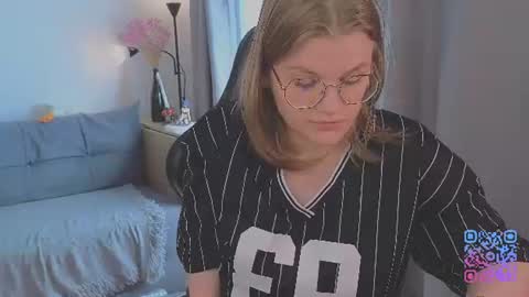 Snapshot of jess0e9 chatting on June 20, 2:42 pm JessieVibes online show from June 20, 2:42 pm