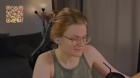 Snapshot of jess0e9 chatting on August 1, 2:05 pm JessieVibes online show from August 1, 2:05 pm