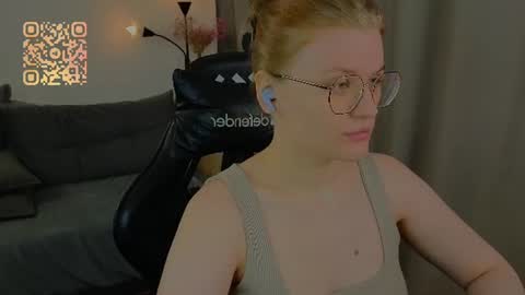 Snapshot of jess0e9 chatting on August 2, 1:20 pm JessieVibes online show from August 2, 1:20 pm