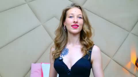 Snapshot of jessicagibson chatting on May 18, 9:09 pm Jessica online show from May 18, 9:09 pm