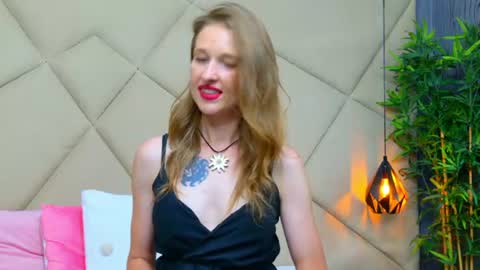 Snapshot of jessicagibson chatting on June 18, 6:56 pm Jessica online show from June 18, 6:56 pm