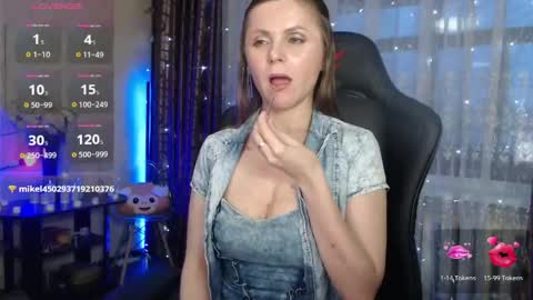 Snapshot of jessiemays chatting on April 17, 10:46 pm Jess online show from April 17, 10:46 pm