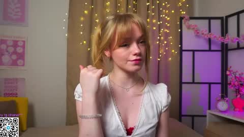 Gwen online show from April 8, 8:53 pm