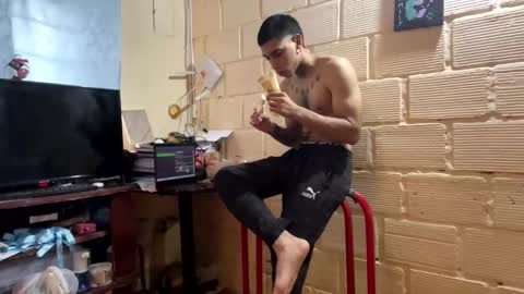 Snapshot of jharol_cardona chatting on March 1, 10:12 pm Jharol online show from March 1, 10:12 pm