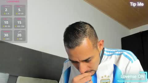 Snapshot of jhonyalzate chatting on May 4, 1:34 am Jhony Alzate online show from May 4, 1:34 am