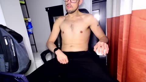 Snapshot of jhp_kinky_2000 chatting on January 6, 8:03 am kinky party boy online show from January 6, 8:03 am