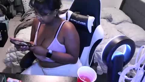 Snapshot of jigglypineapples chatting on September 9, 12:32 am goldenbaby online show from September 9, 12:32 am