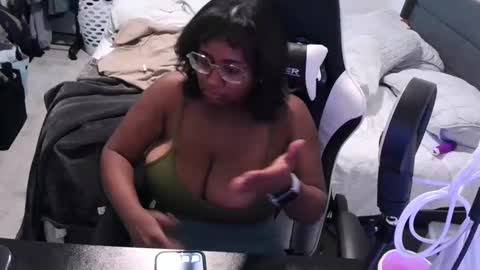 Snapshot of jigglypineapples chatting on September 10, 12:21 am goldenbaby online show from September 10, 12:21 am