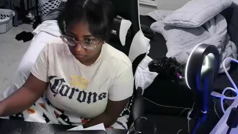 Snapshot of jigglypineapples chatting on October 12, 2:10 am goldenbaby online show from October 12, 2:10 am